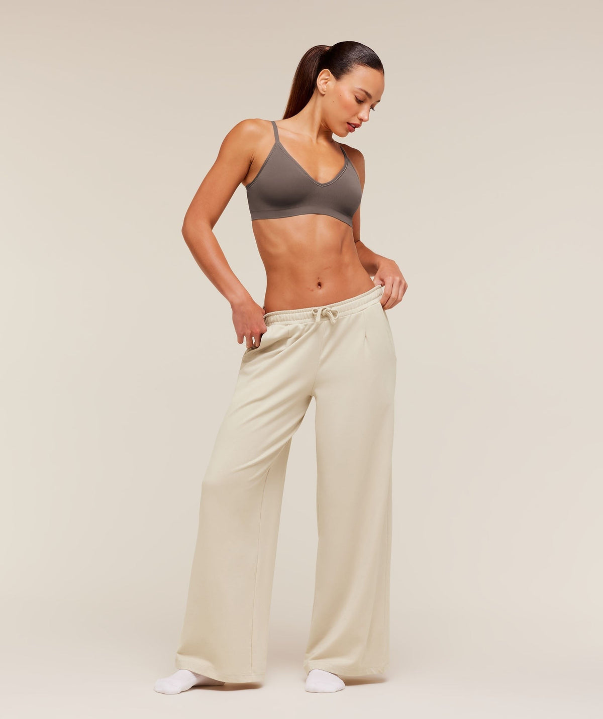 Gymshark FeatherFormTM V-Neck Bralette - Cool Brown