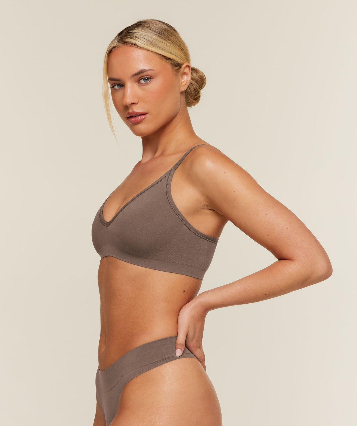 Gymshark FeatherFormTM V-Neck Bralette - Soft Brown
