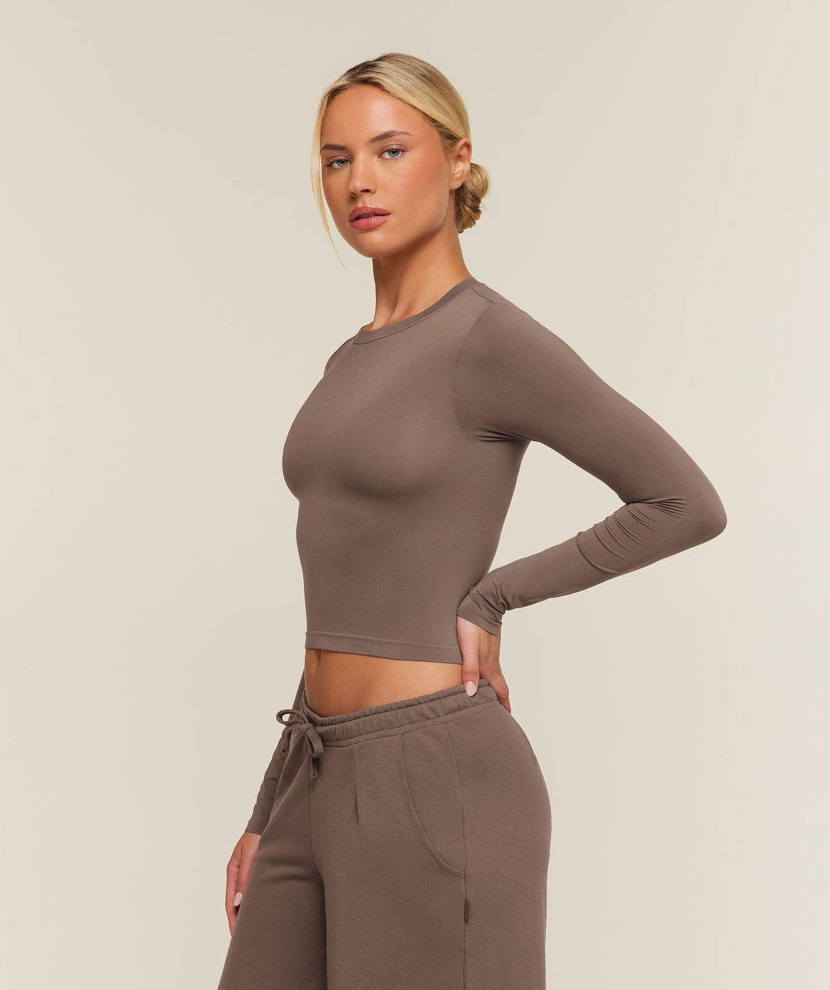Gymshark FeatherFormTM Long Sleeve Tee - Soft Brown