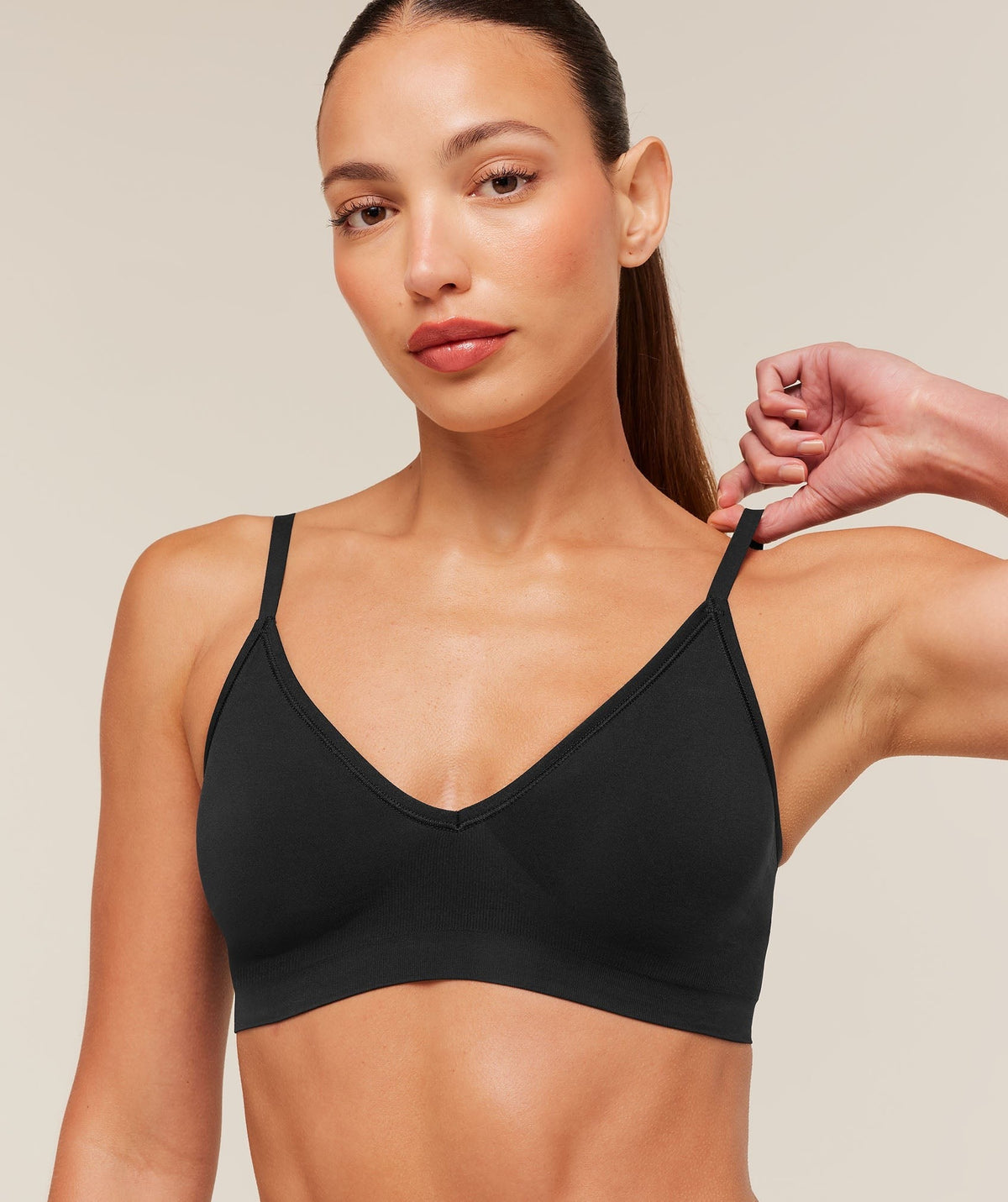 Gymshark FeatherFormTM V-Neck Bralette - Black