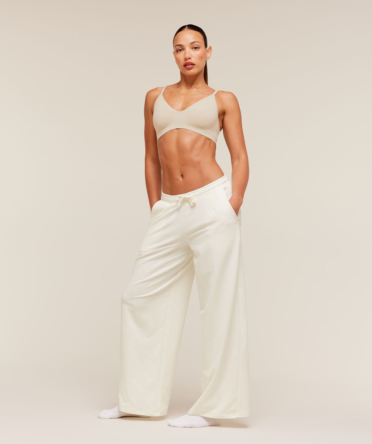 Gymshark FeatherFormTM V-Neck Bralette - Pebble Grey