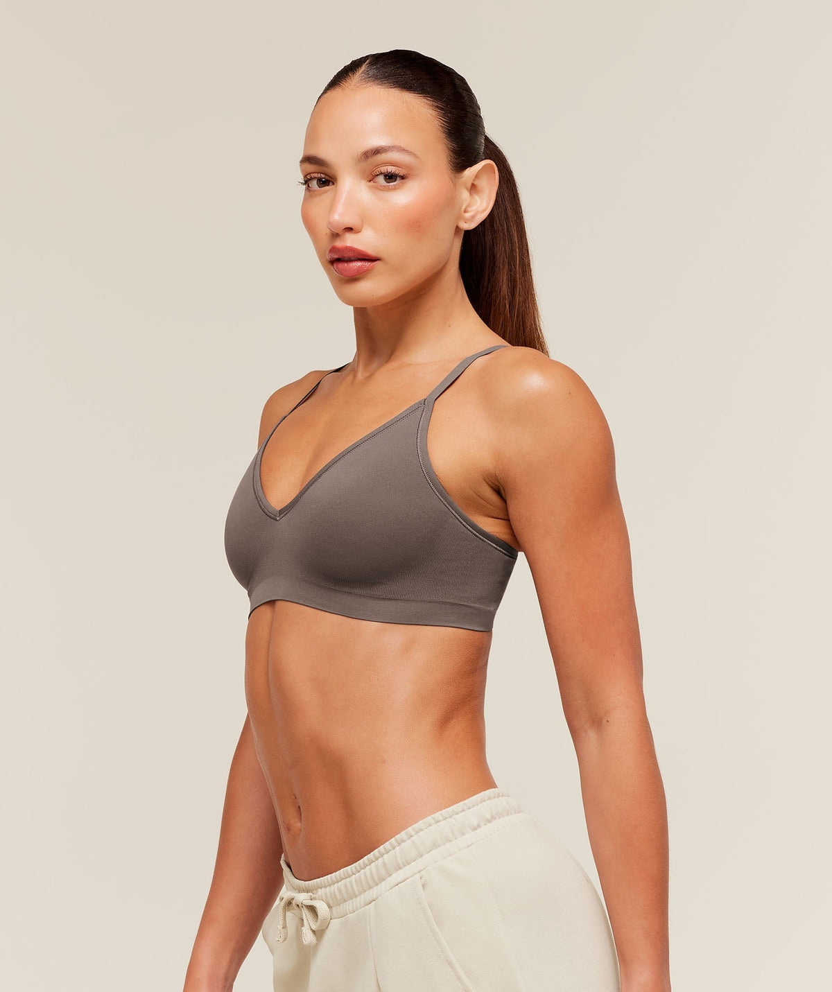 Gymshark FeatherFormTM V-Neck Bralette - Cool Brown