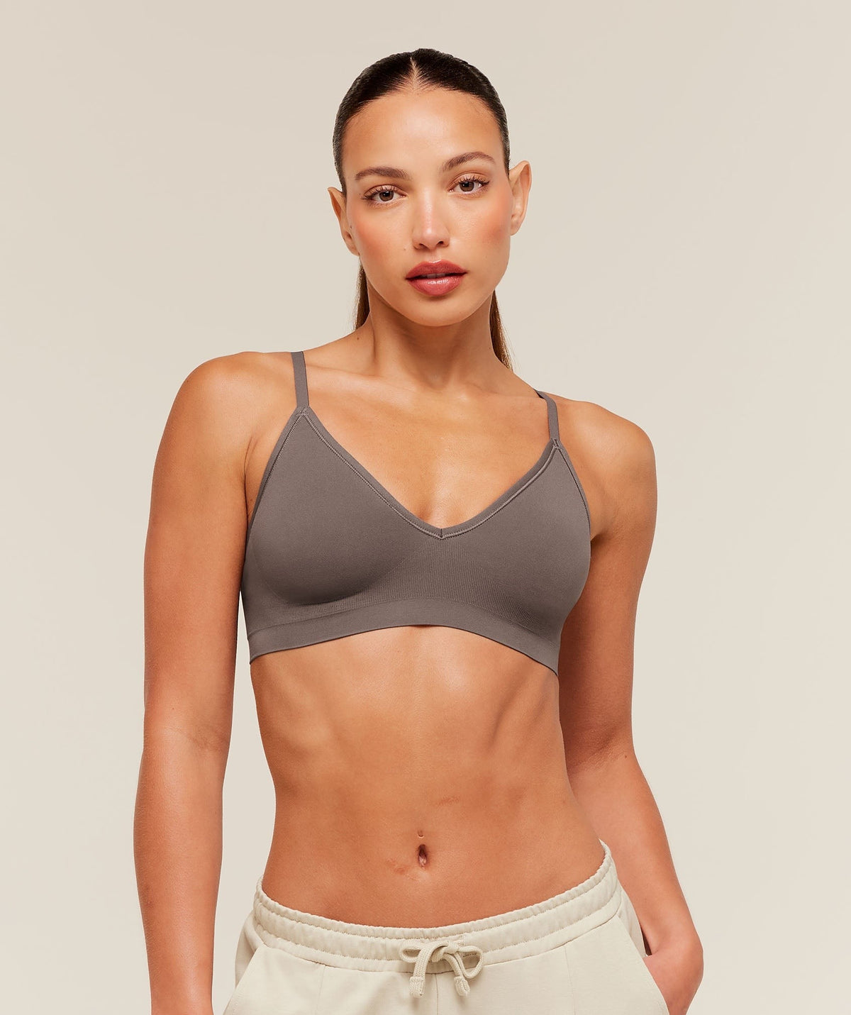 Gymshark FeatherFormTM V-Neck Bralette - Cool Brown
